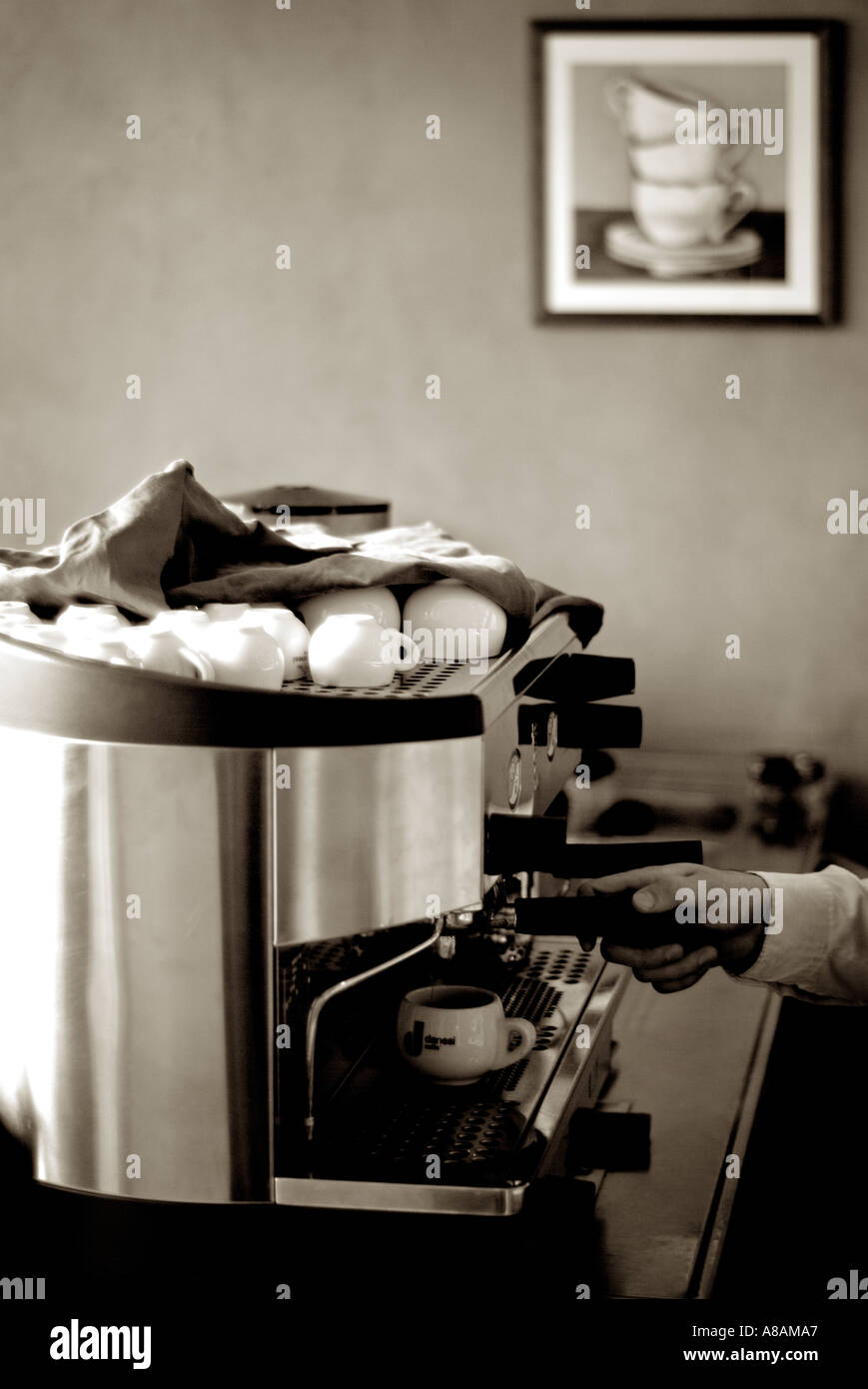 Macchina da caffè Caffè Espresso in un ambito europeo Cafe Bar Foto Stock