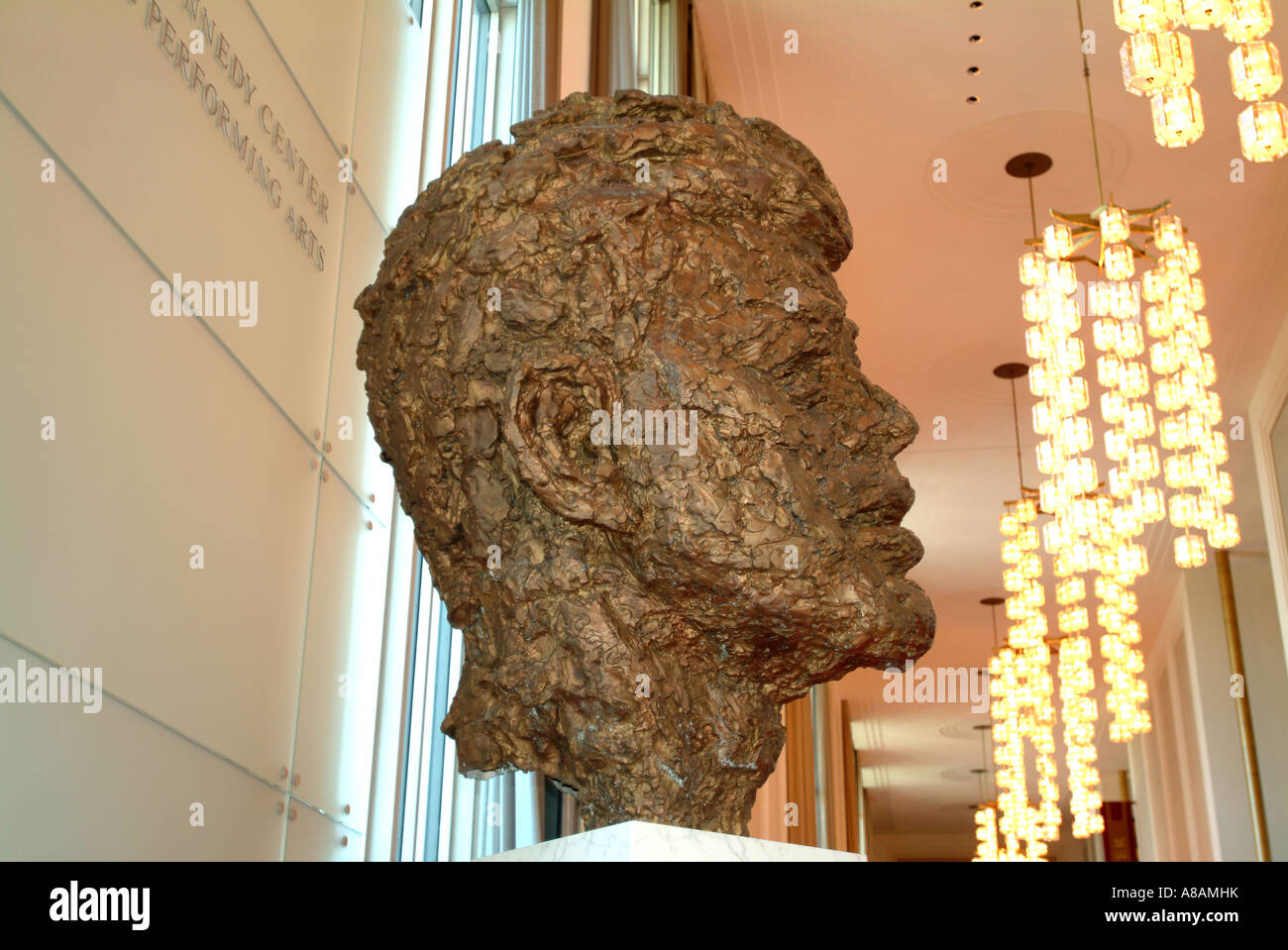 Stati Uniti Washington DC Busto di John F Kennedy presso il Kennedy Center for the Performing Arts Foto Stock