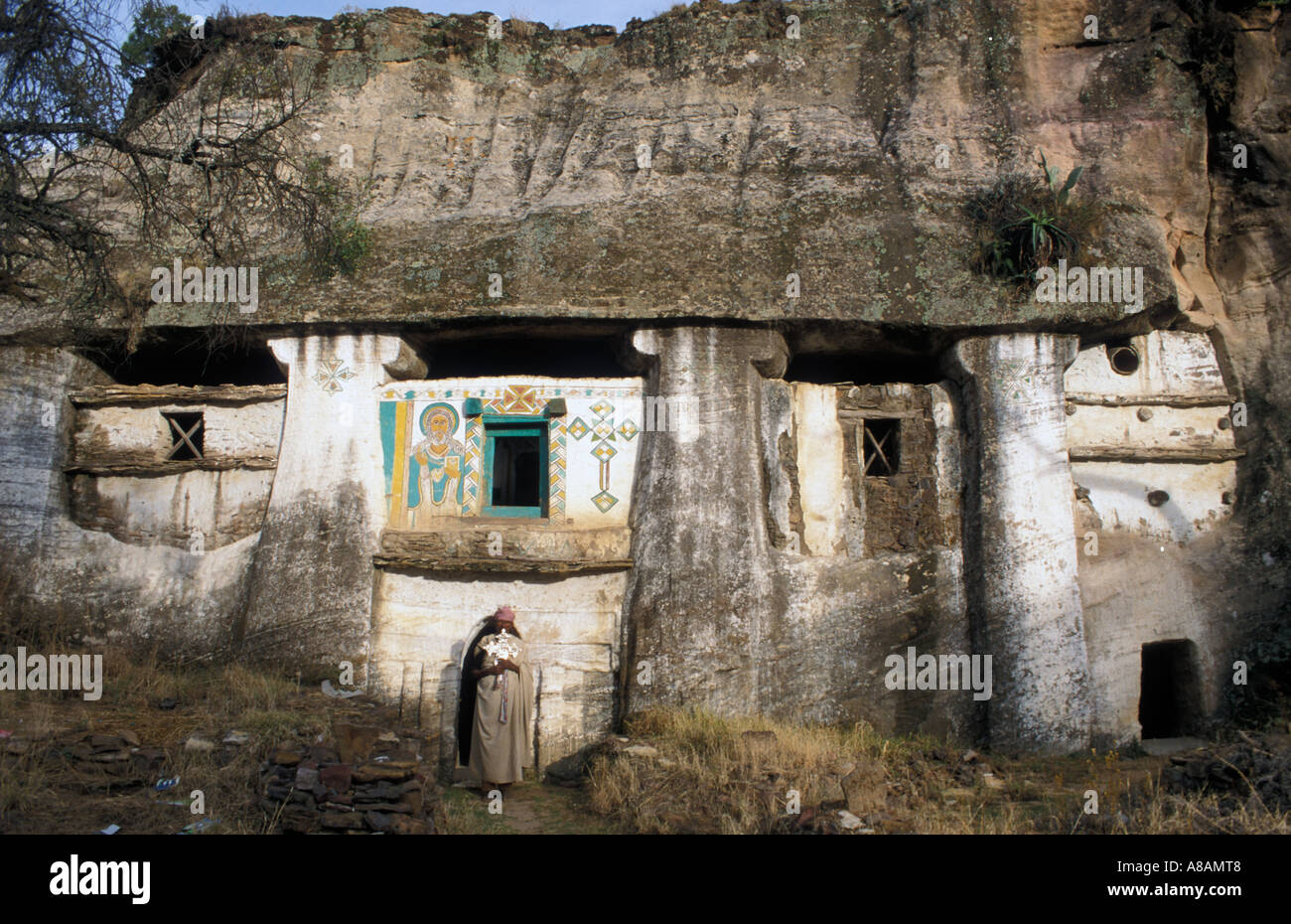 Sacerdote all'ingresso di Medhane Alem Adi Kasho rupestri chiesa, Teka Tesfai, Tigray, Etiopia Foto Stock