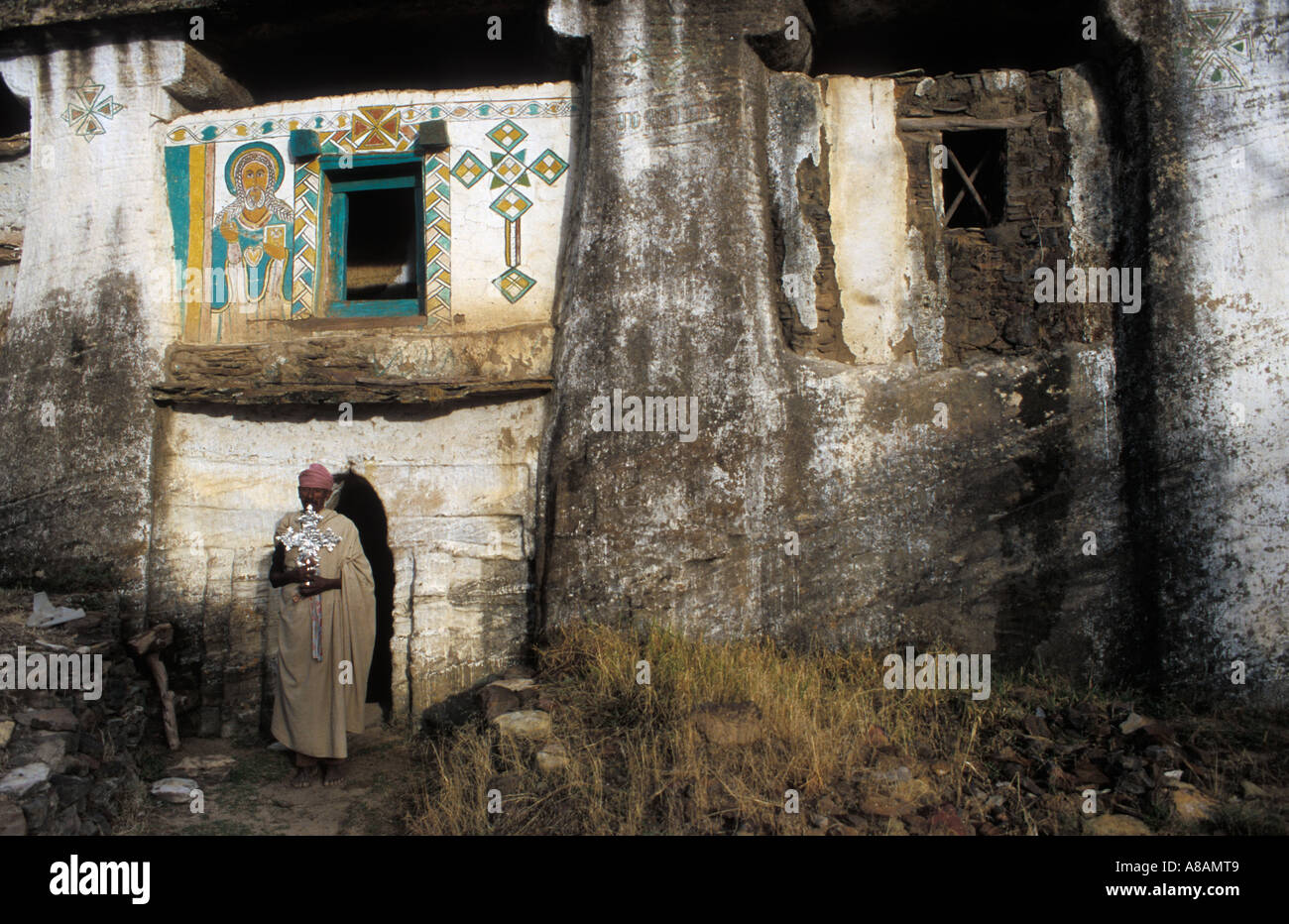 Sacerdote all'ingresso di Medhane Alem Adi Kasho rupestri chiesa, Teka Tesfai, Tigray, Etiopia Foto Stock