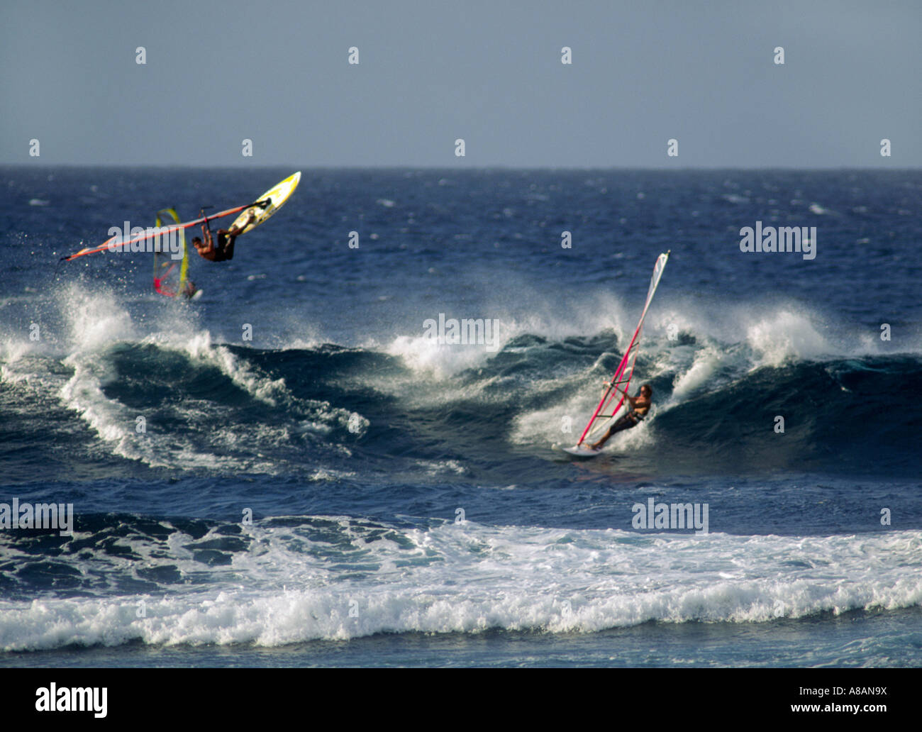 WINDSURFERS dimostra grande abilità a HOOKIPA BEACH PARK MAUI HAWAII Foto Stock