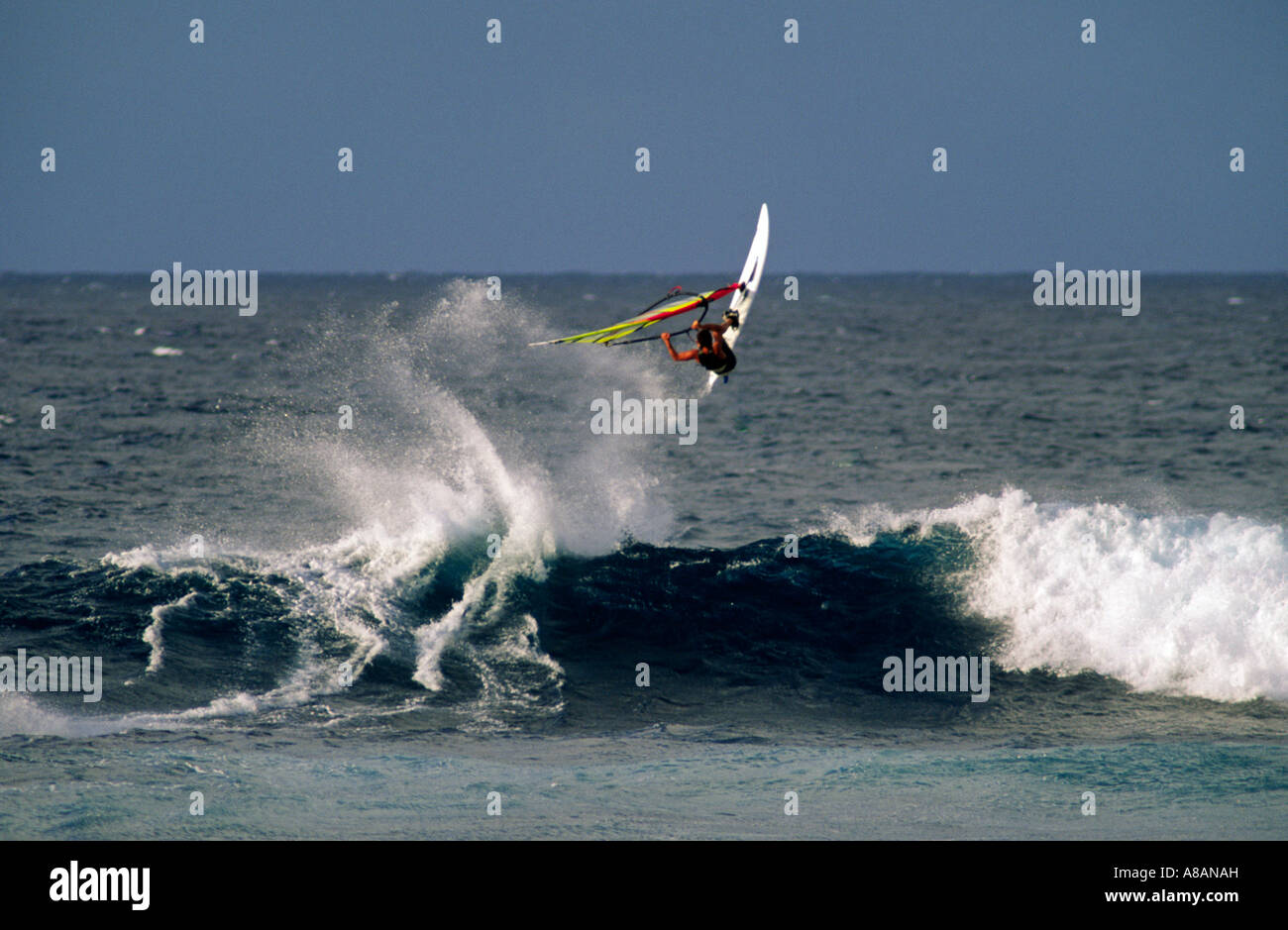 Windsurf dimostra grande abilità a HOOKIPA BEACH PARK MAUI HAWAII Foto Stock