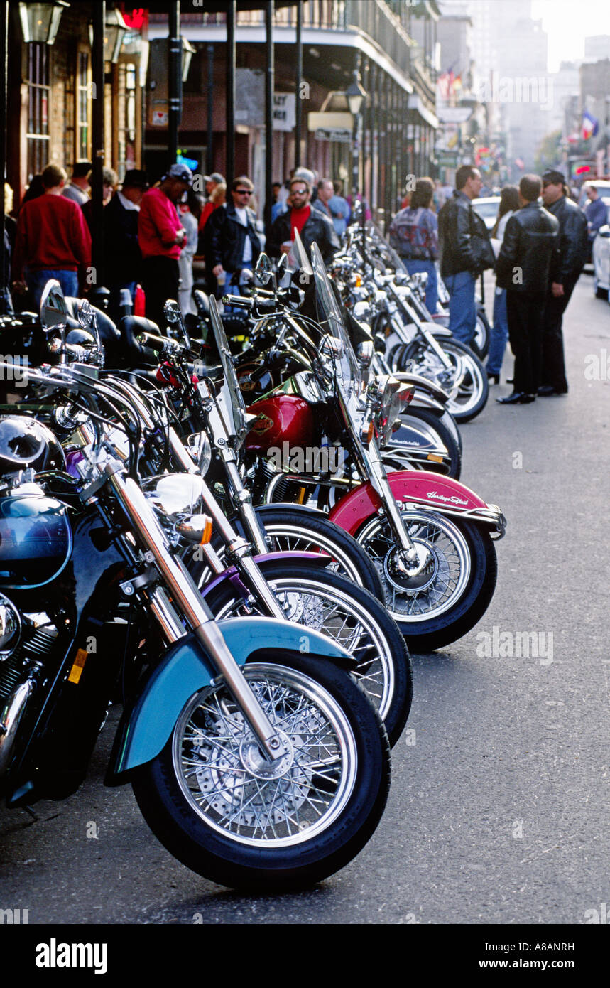 BIKERS loro HARLEYS scendere su Bourbon Street nel Quartiere Francese di New Orleans in Louisiana Foto Stock