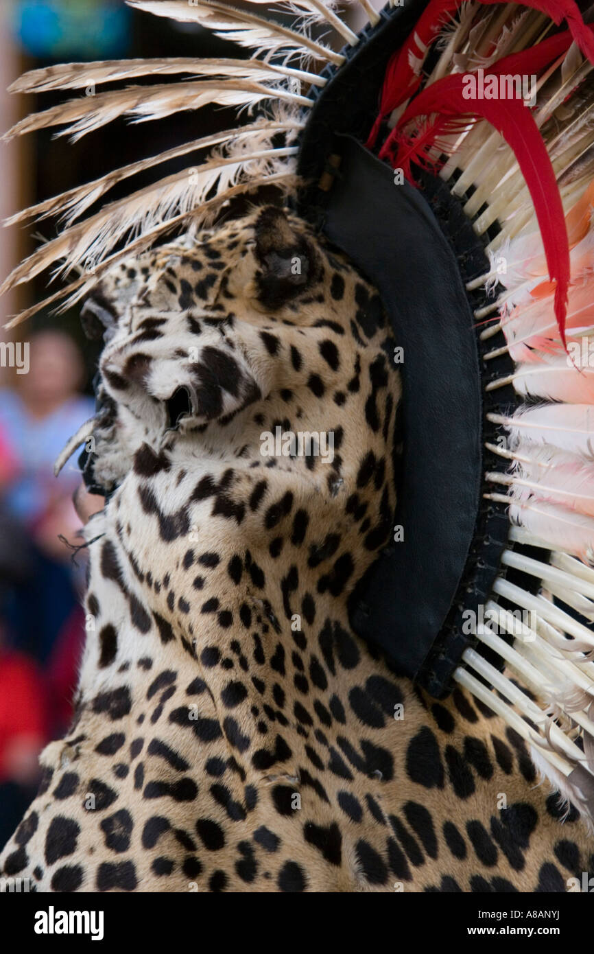 Un ballerino azteca vestito in una Jaguar costume della pelle durante il Festival Cervantino GUANAJUATO MESSICO Foto Stock