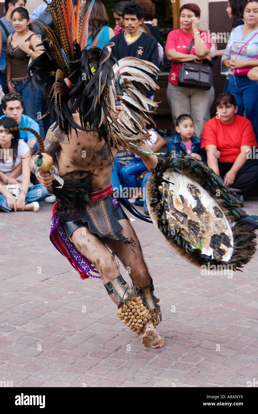 Un ballerino azteca vestito come un guerriero con copricapo sonaglio e la protezione durante il Festival Cervantino GUANAJUATO MESSICO Foto Stock