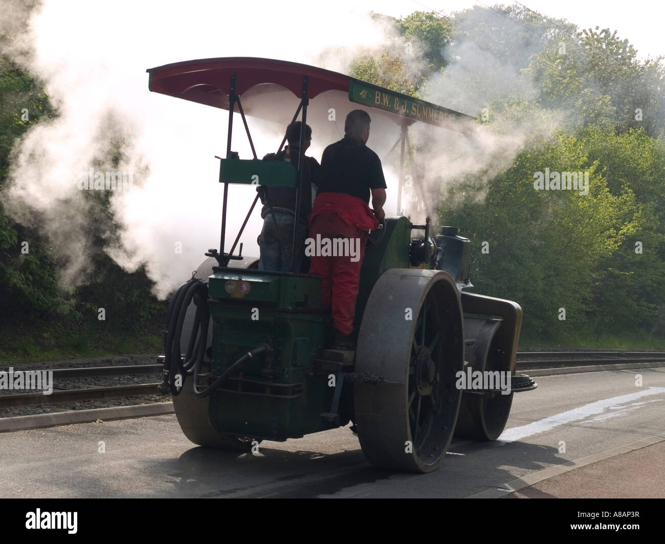 Contro l'immagine di luce di un'annata Invicta vapore rullo su strada presso il museo Beamish del nord della vita Foto Stock