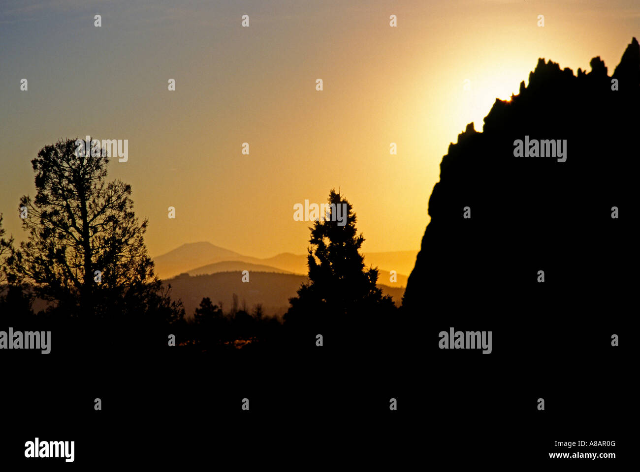 Tramonto a SMITH Rock State Park che è un posto ideale per arrampicata curvatura OREGON Foto Stock