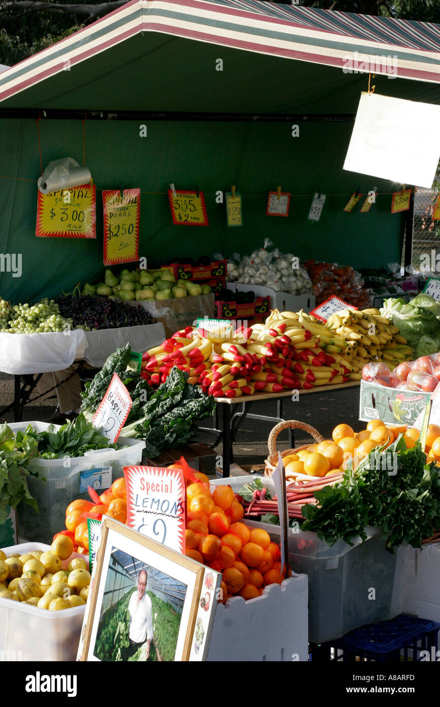 Frutta e verdura fresca in stallo al mercato degli agricoltori Foto Stock