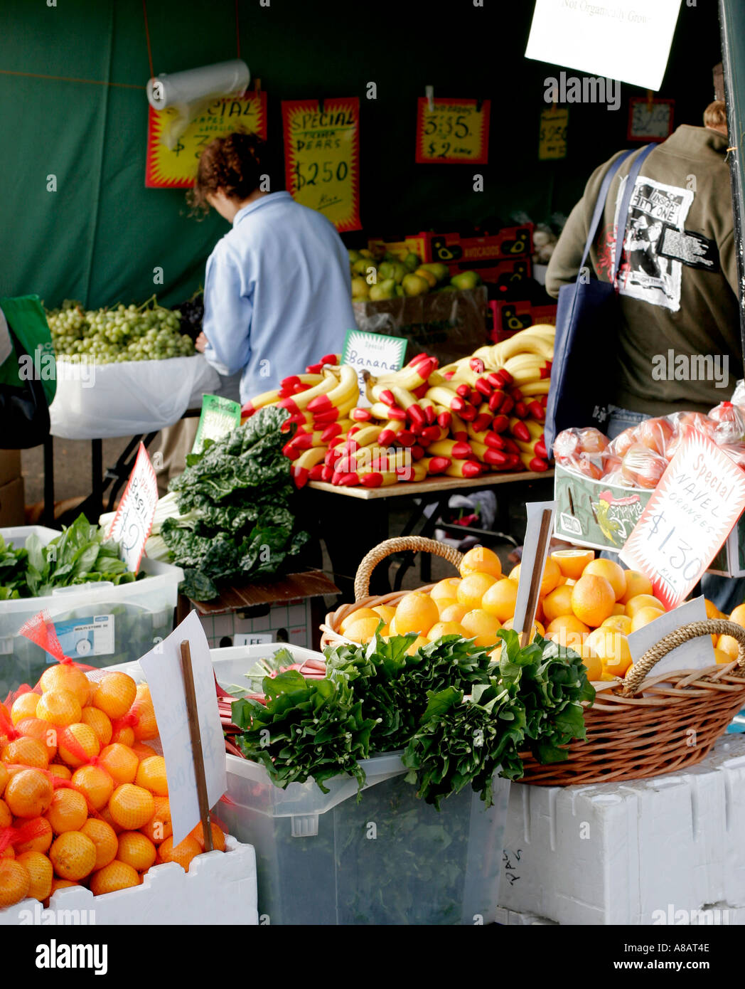 Persone per negozio di frutta e verdura fresca Foto Stock