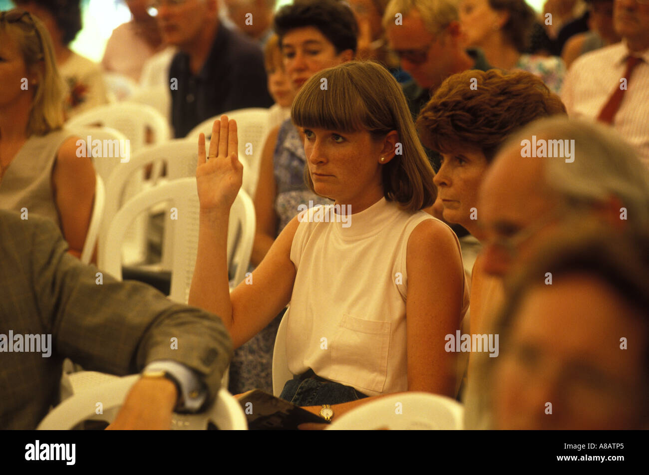 Asta di casa di campagna a Newnham Hall Northamptonshire 1994. Donna che fa un'offerta, tenendo la sua mano che fa un'offerta in christies.1990 Regno Unito HOMER SYKES Foto Stock