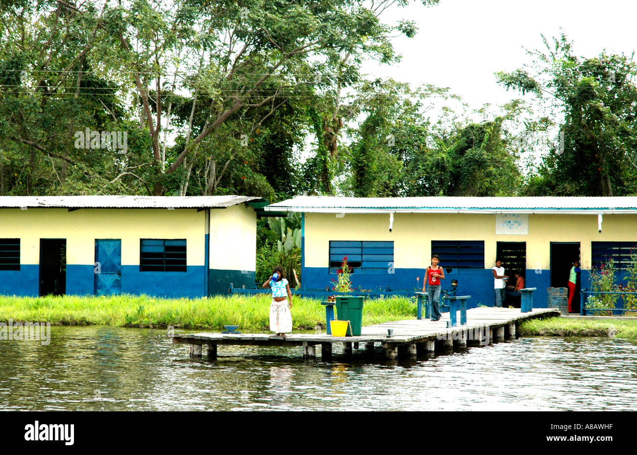 Una scuola statale sulle rive del fiume Orinoco in Venezuela del delta regione Foto Stock