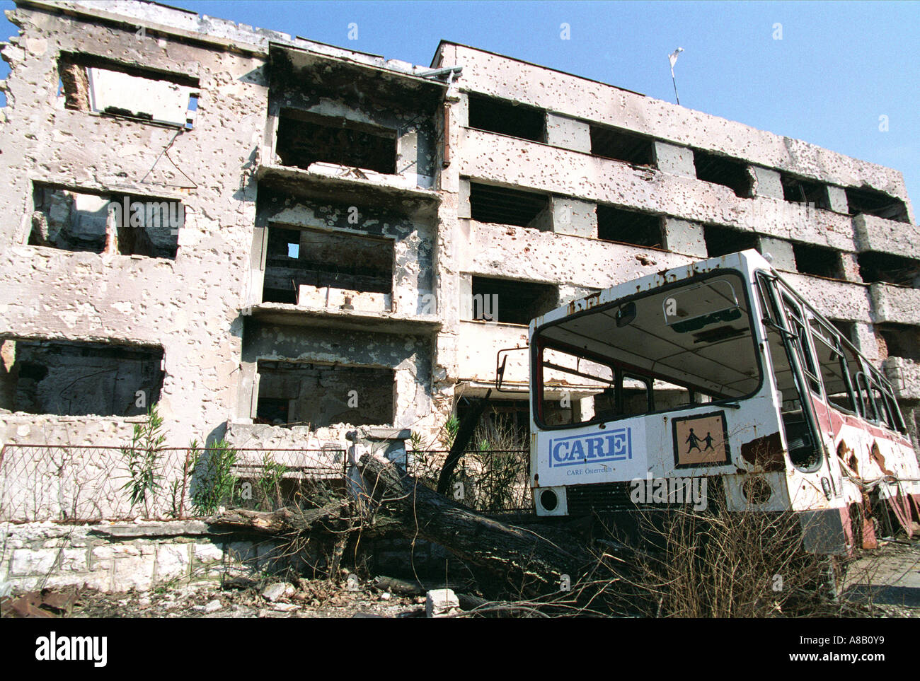 Scuola Bus tra lacerato dalla guerra apartments central Mostar Bosnia Foto Stock