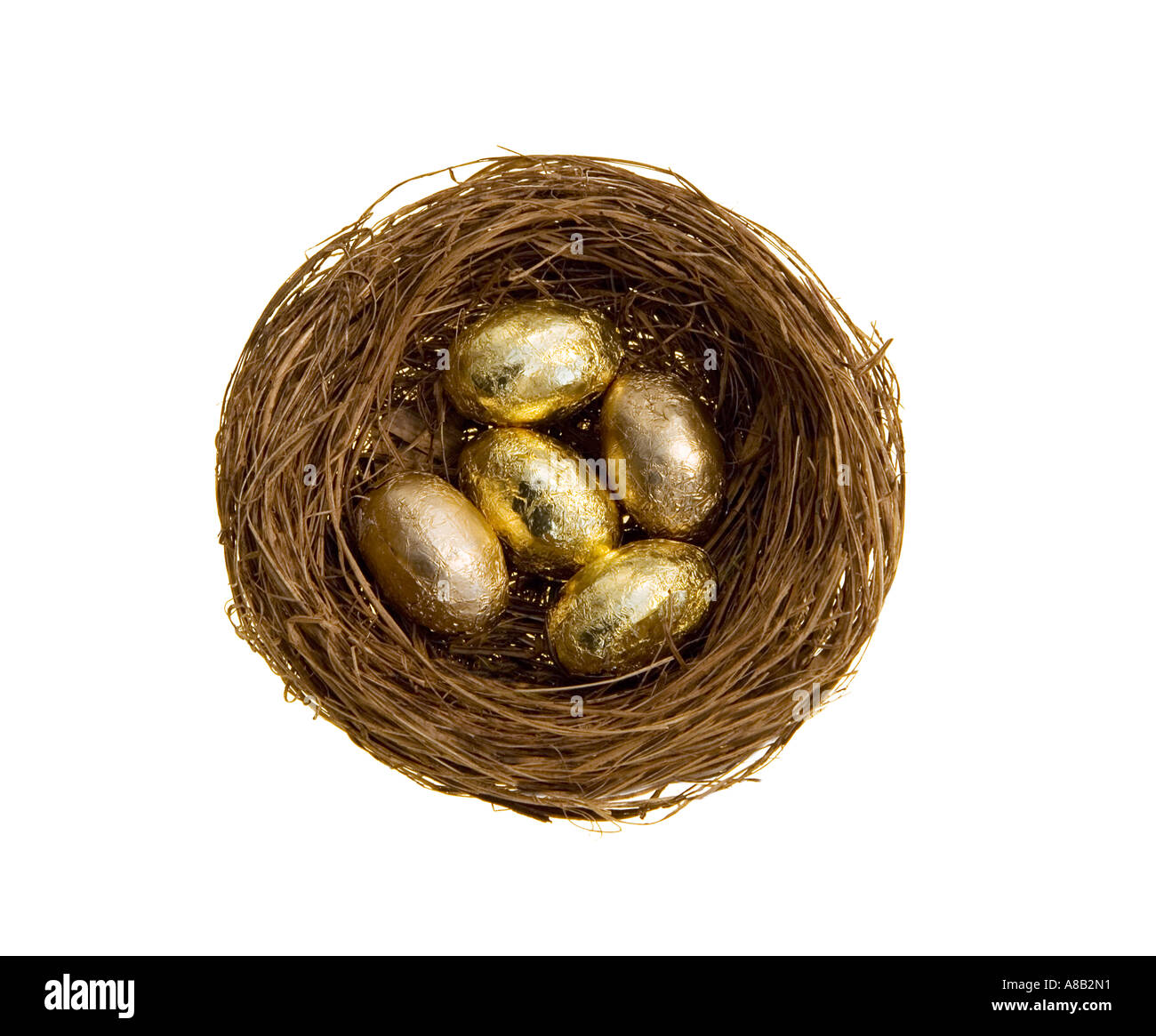 Studio shot di golden nest uova contro uno sfondo bianco Foto Stock