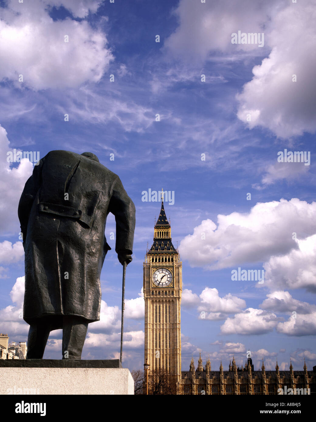 GB - LONDRA: Statua di Sir Winston Churchill in piazza del Parlamento Foto Stock
