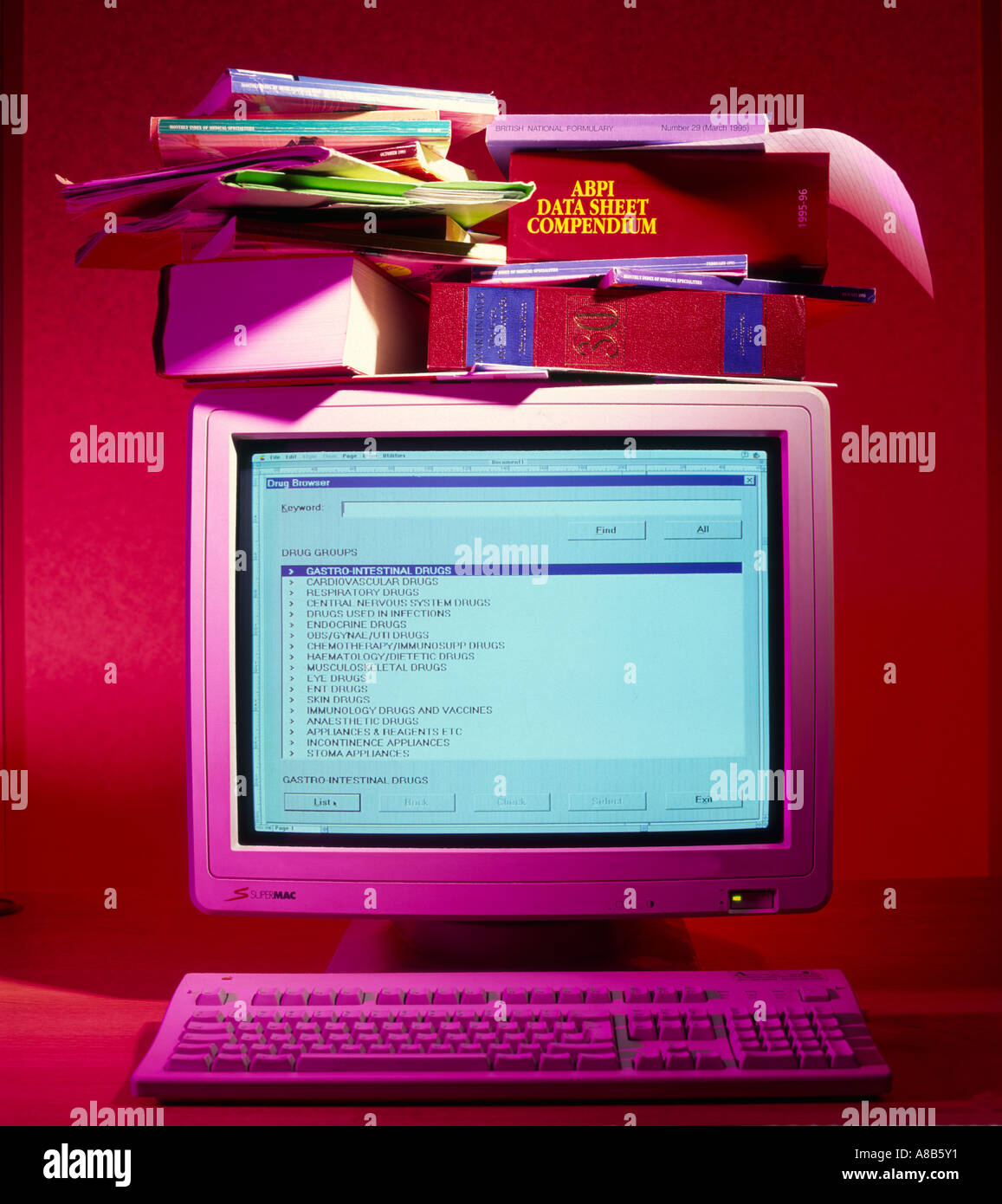 Il vecchio stile computer con pila di libri Foto Stock