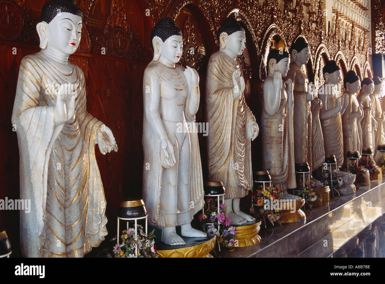 MALAYSIA Penang Georgetown Linea della statua di Budda le figure con la mano alzata per scongiurare il male. Foto Stock