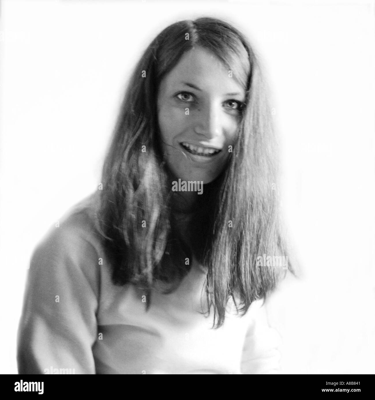 Bianco e nero ritratto di una giovane donna dal 1969 con un vivace sorriso Foto Stock