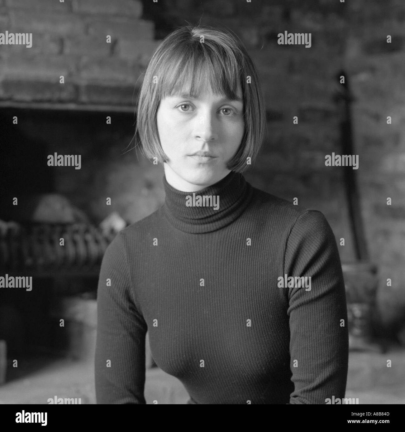 Bianco e nero ritratto di una giovane donna inglese in un buio top Foto Stock