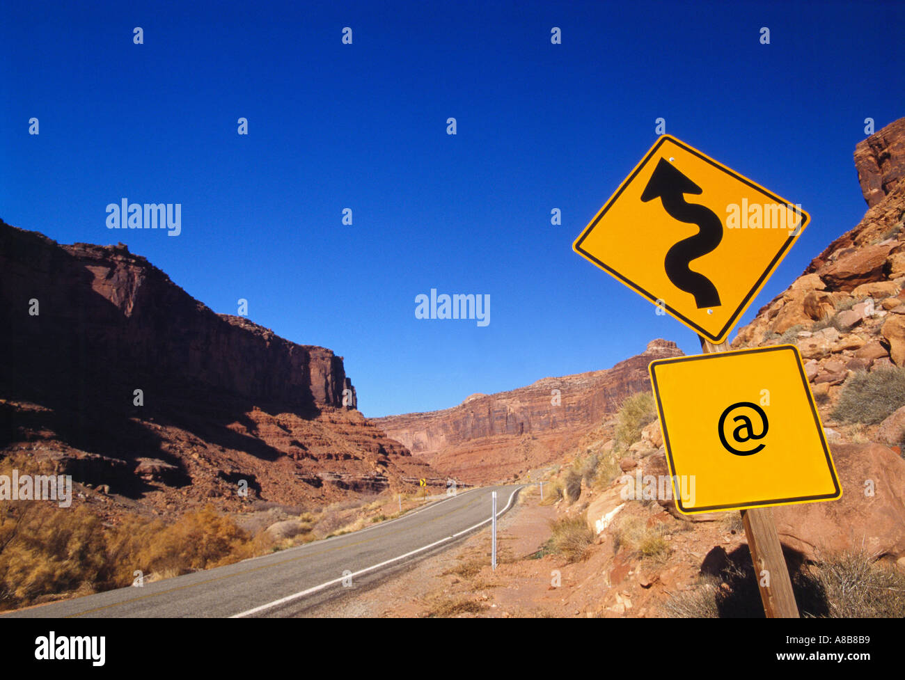 Al cartello stradale segno sulla strada di campagna USA Foto Stock