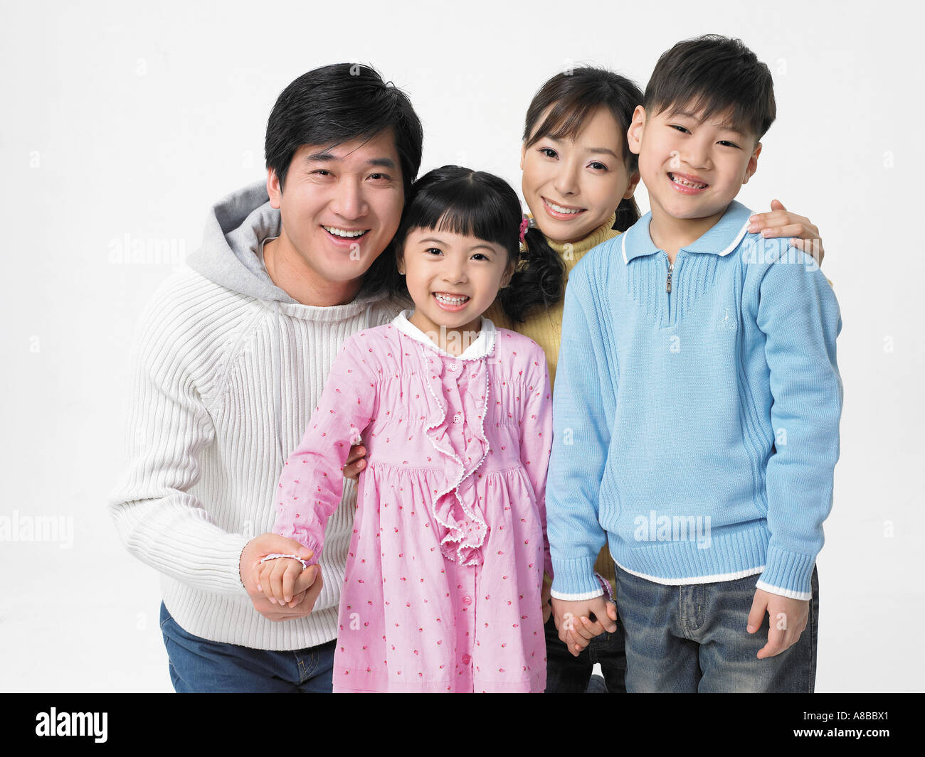 I genitori e i bambini coccolati fino insieme con il sorriso Foto Stock
