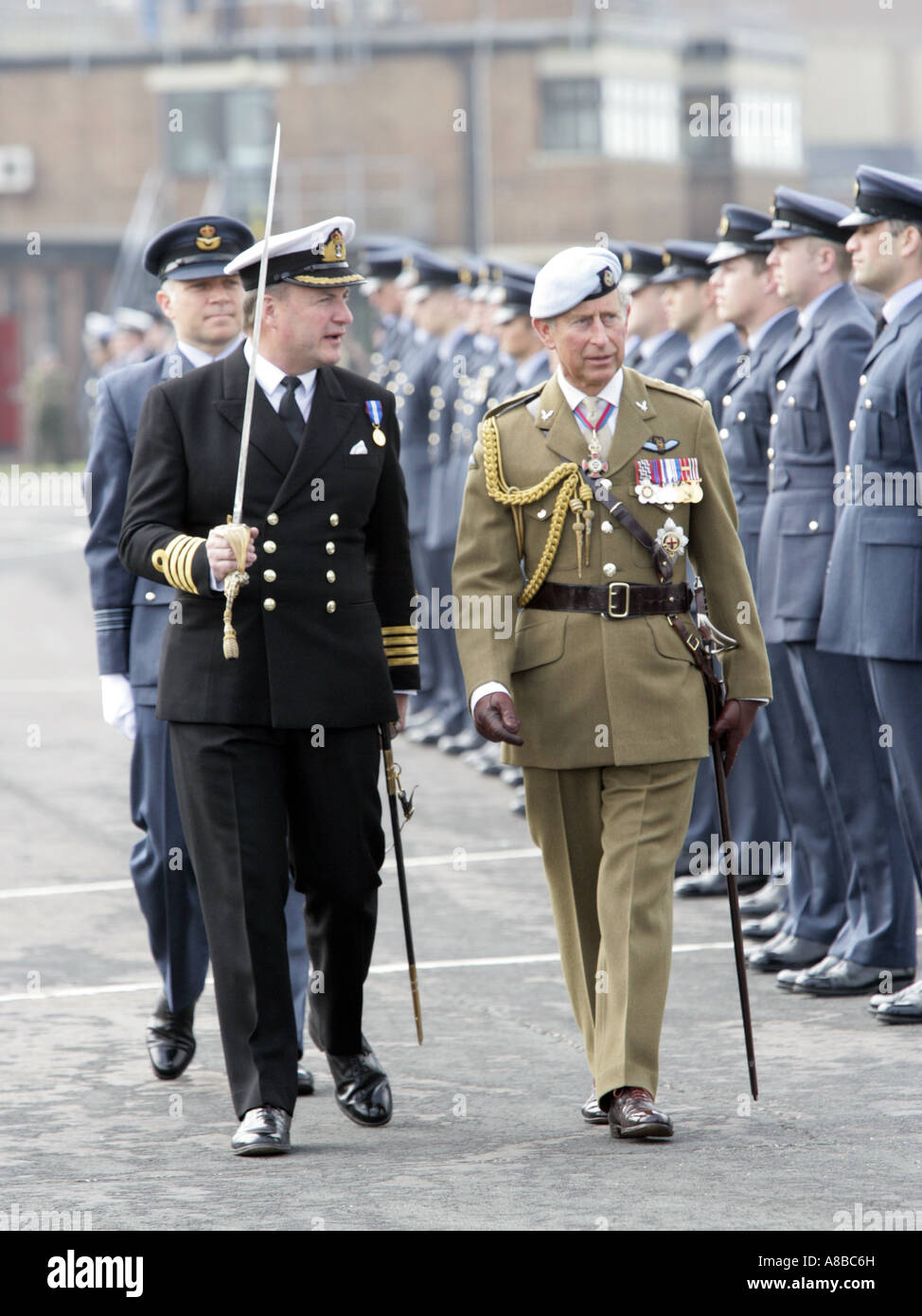 Sua Maestà, Re Carlo III, ispeziona ufficiali presso la RAF Shawbury, la Helicopter Flying School Foto Stock
