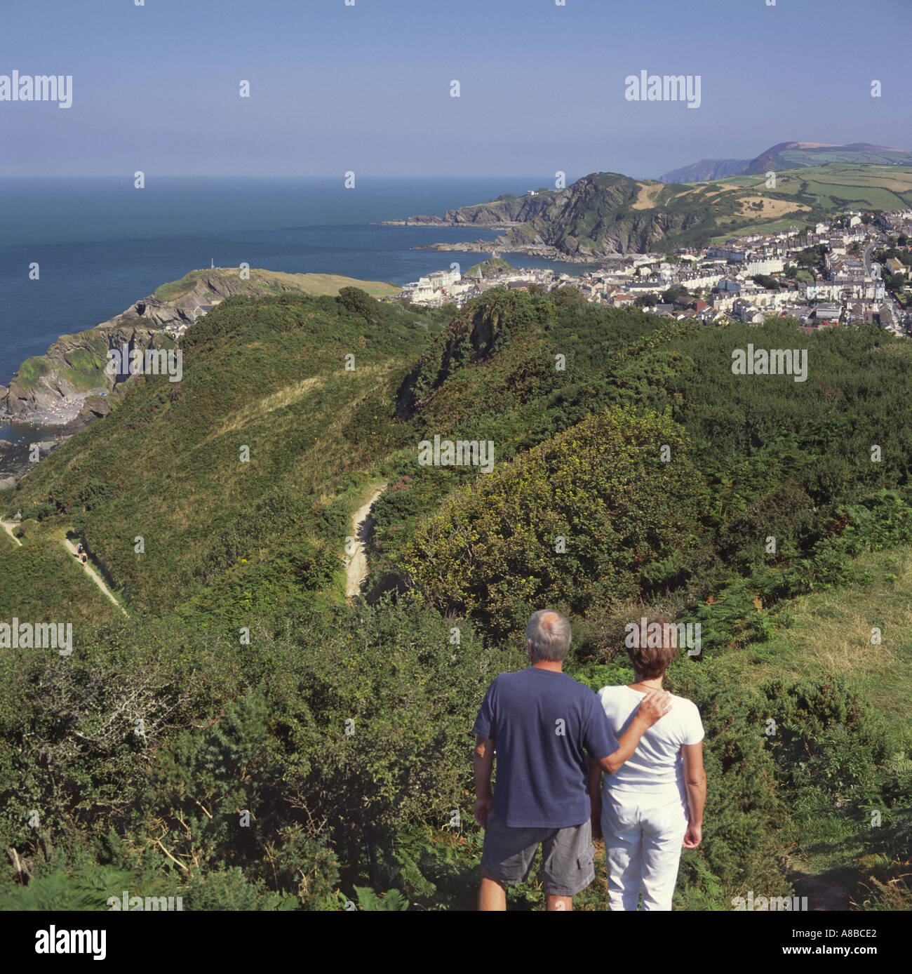 Giovane che guarda a est vista su Ilfracombe la costa e il mare da bush colline coperte di Torrs Park Devon England Foto Stock