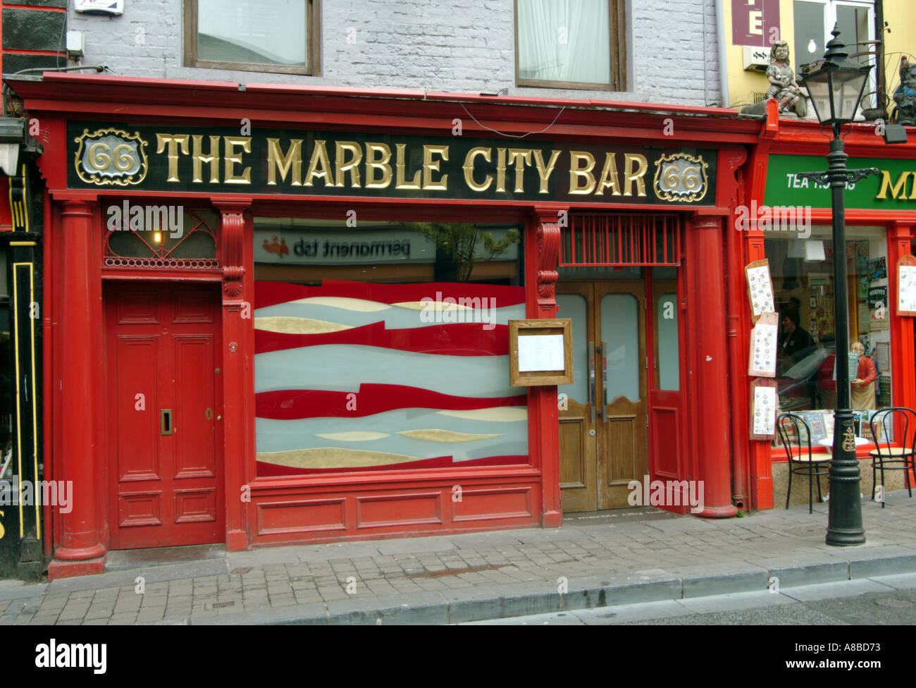 La facciata tradizionale della città di Marmo Bar, Kilkenny, Rep di Irlanda Foto Stock