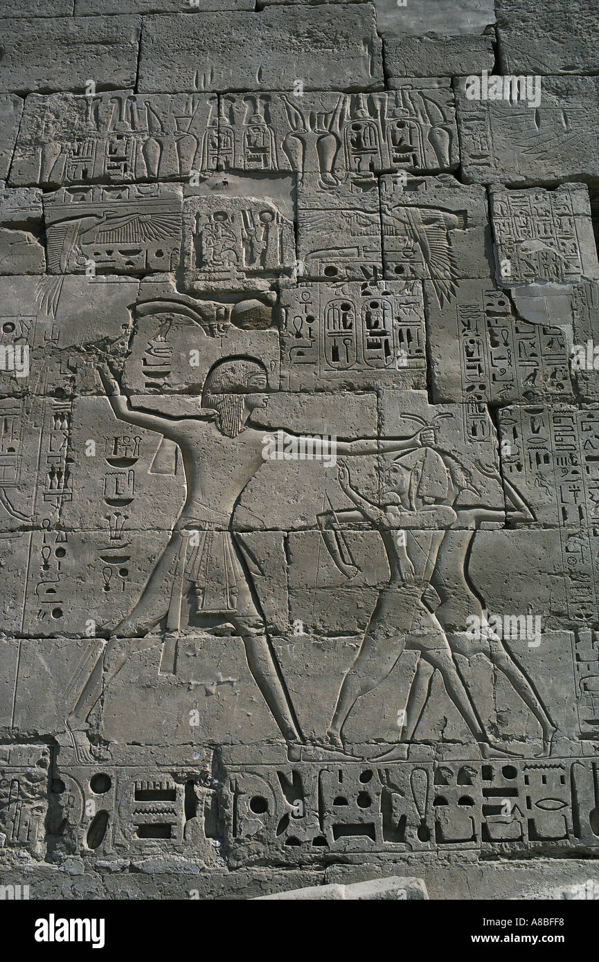 Geroglifici tempio mortuario del faraone Ramesse III a Medinet Habu egitto Foto Stock