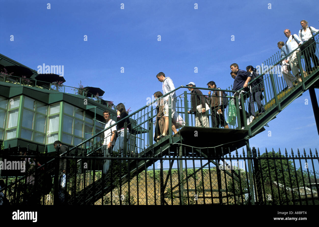 Persone attraversando ponte a Wimbledon Tennis. Luglio 2005. Code per tutti Inghilterra Wimbledon Lawn Tennis Championships. Luglio 2005 Foto Stock