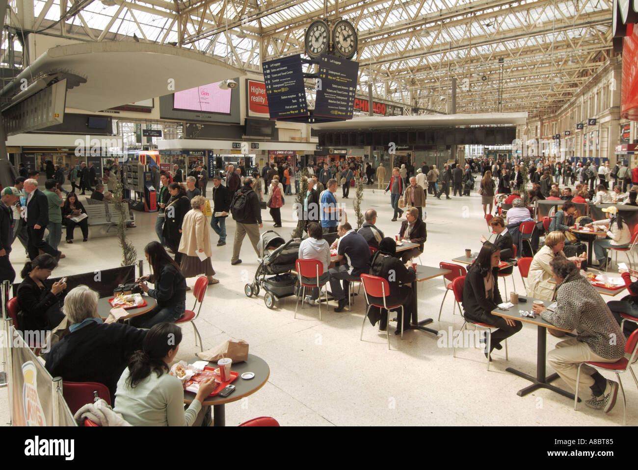 Waterloo terminal ferroviario atrio della stazione la gente seduta a snack bar le tabelle Foto Stock