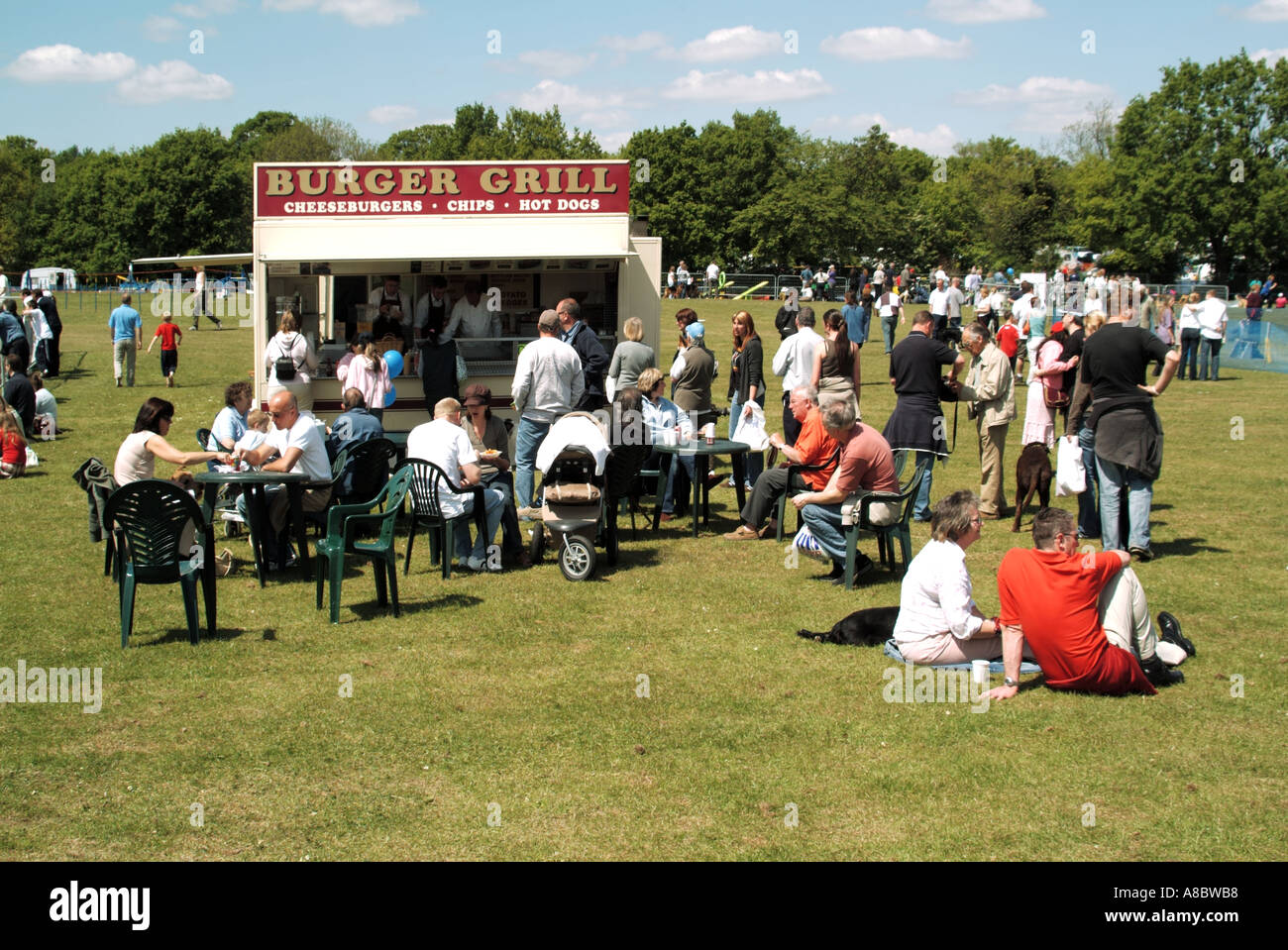 Inghilterra dog show event persone intorno a mobile rimorchio alimentare facility Foto Stock