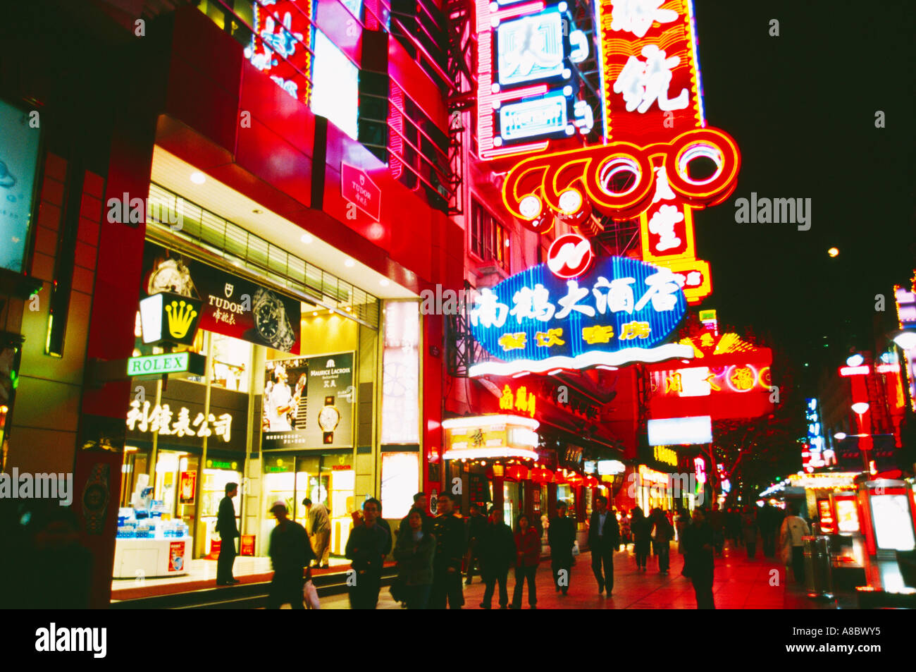 Cina Shanghai bellissime illuminazioni e segni sulla strada Foto Stock