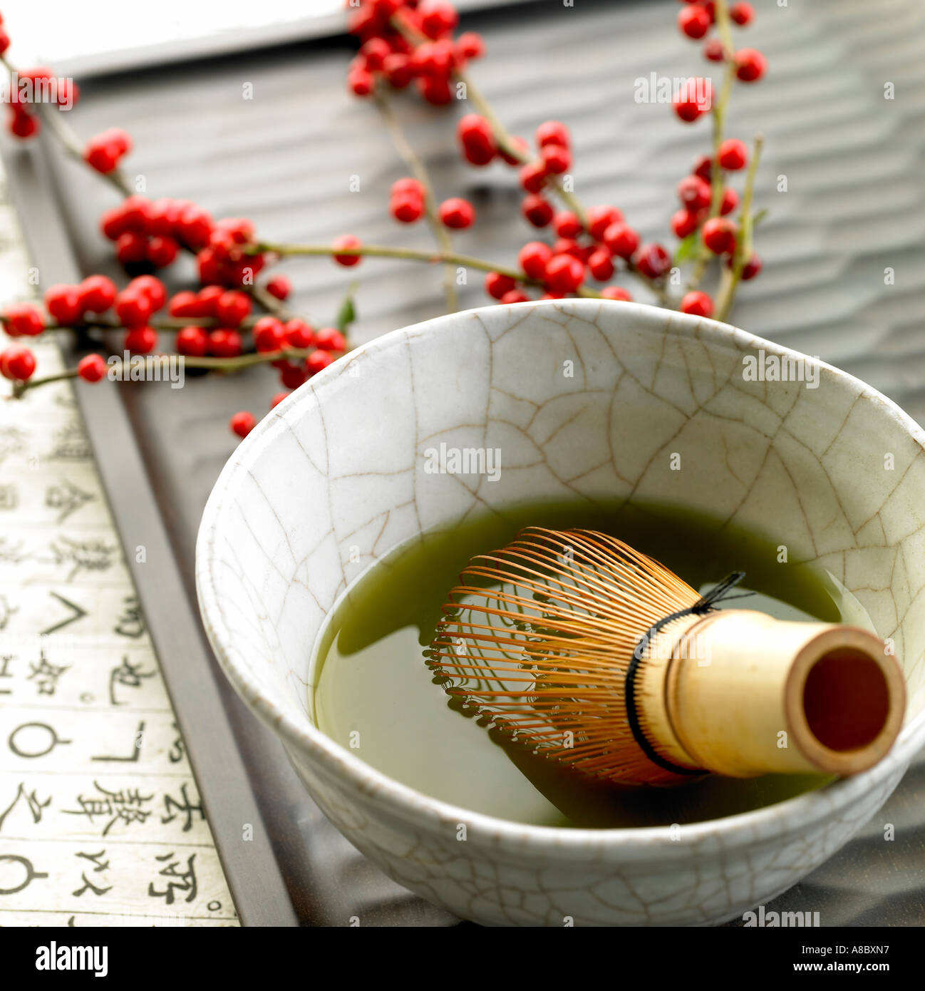 Maximowiczia chinensis e la tazzina sul vassoio tè arte del té Foto Stock