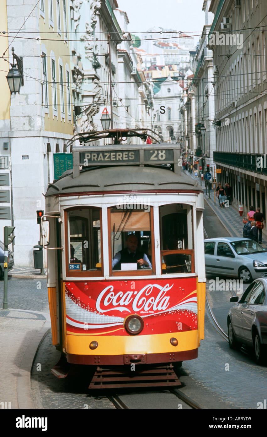 Tram storico n. 28 passando attraverso la Rua do Crucifixo, Lisbona Portogallo Europa Foto Stock