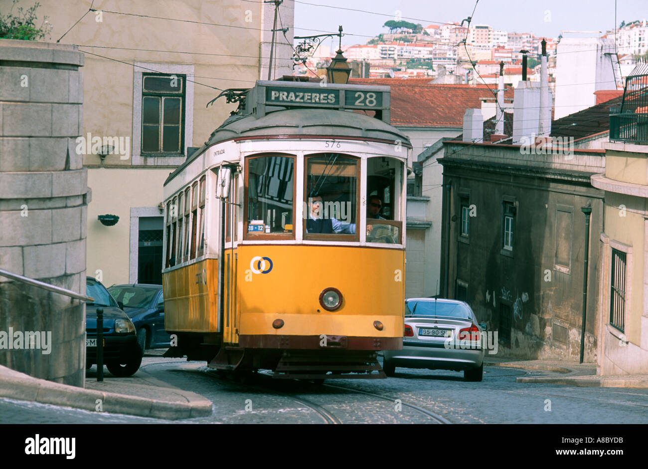 Tram storico n. 28 passando attraverso il centro storico di Lisbona, Portogallo Europa Foto Stock