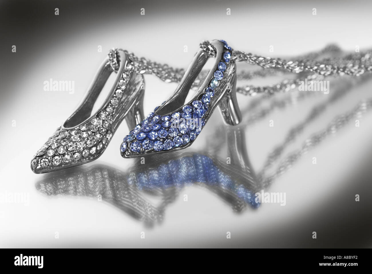 Swarovski crystal alta scarpe con tacco collana Foto stock Alamy