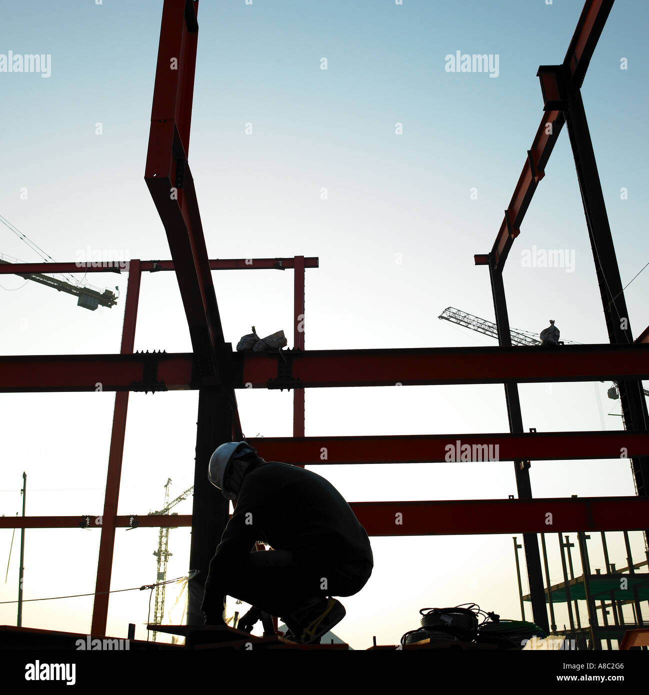In corrispondenza di un luogo di costruzione di un lavoratore s silhouette Foto Stock