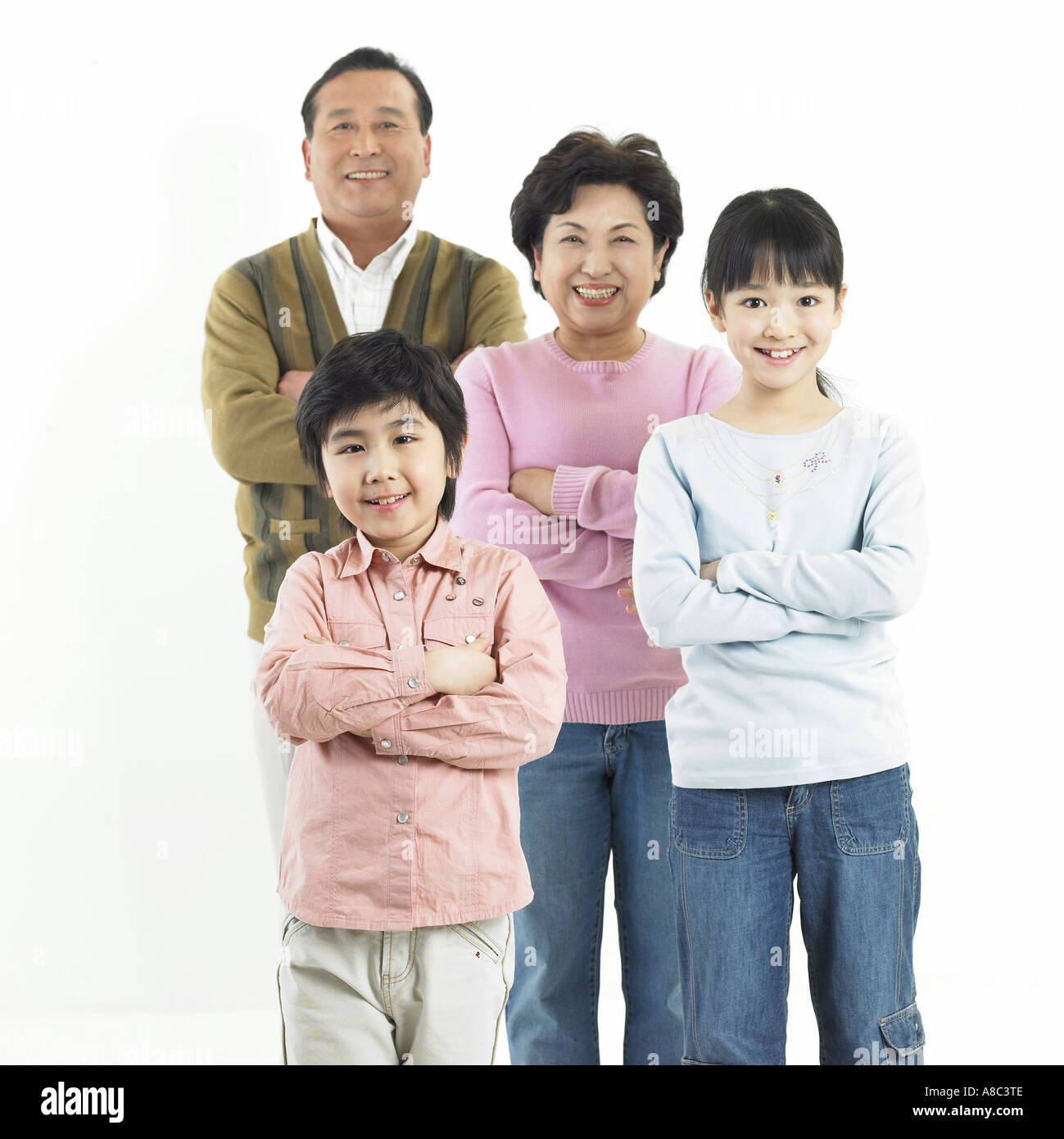Una famiglia con i loro bracci ripiegati Foto Stock