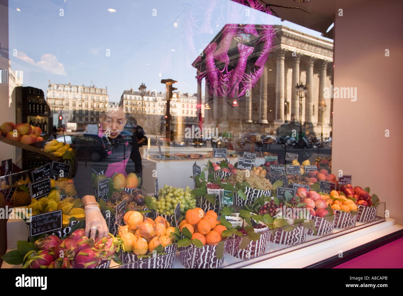 Parigi Francia Place de la Madeleine Fauchon gourmet shop shop riflessione della finestra Foto Stock