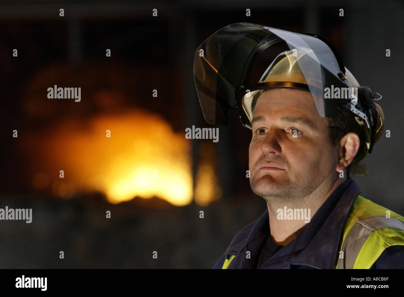 Steelworker alla riaccensione dell'altoforno n.5 Corus Port Talbot dopo l esplosione 2001 South Wales UK Foto Stock