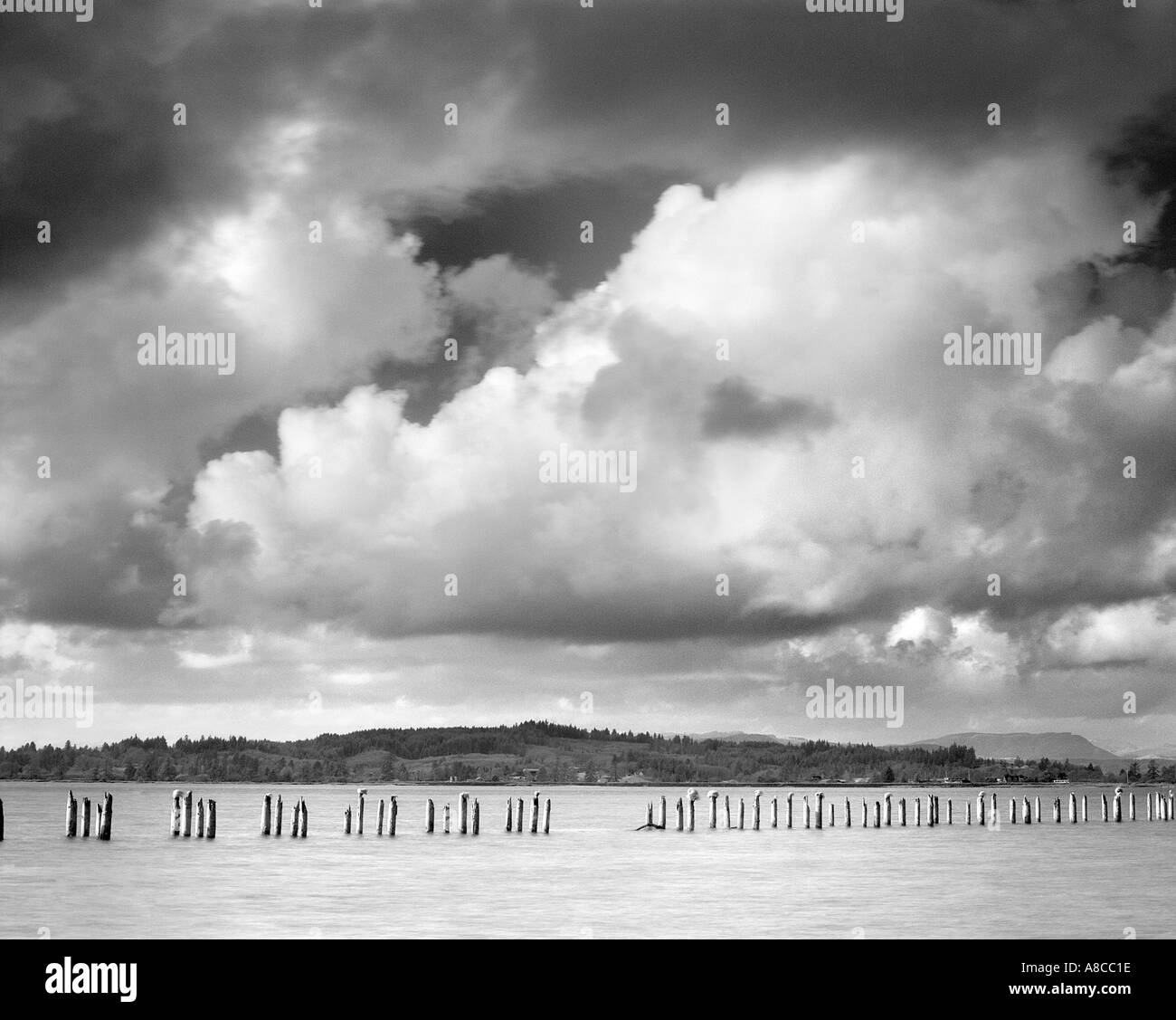 Cielo drammatico lungo il fiume Columbia in Astoria Oregon USA Foto Stock