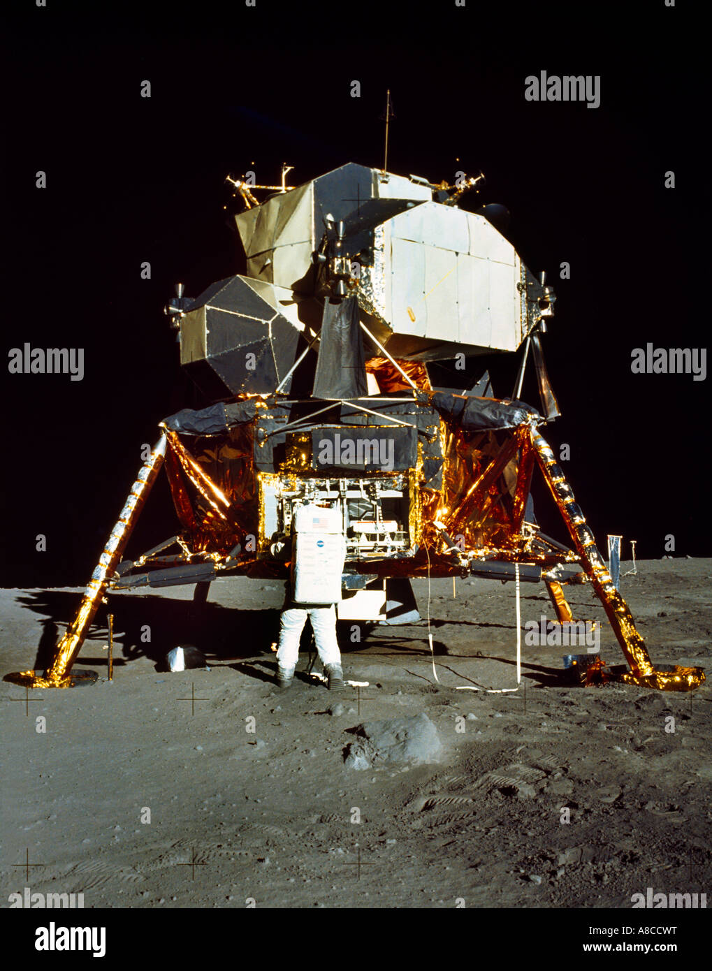 Apollo 11 Modulo Lunare sulla Luna un astronauta è illustrato il lavoro presso il modularizzati attrezzature di assemblaggio di stivaggio Foto Stock