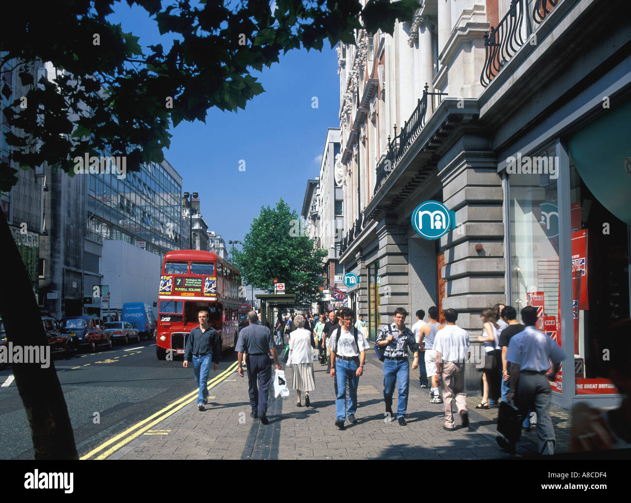Regno Unito, Londra, Oxford Street, negozi di gente Foto Stock