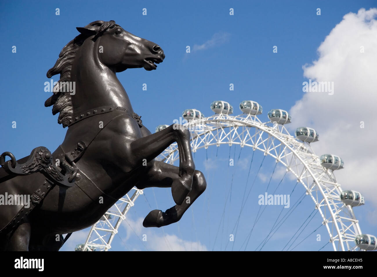 Boudicea il cavallo e il London Eye Foto Stock