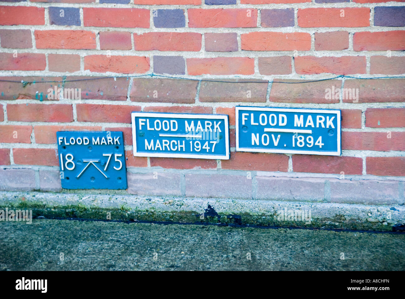I marcatori di inondazioni su una serratura keepers cottage sul fiume Tamigi Foto Stock