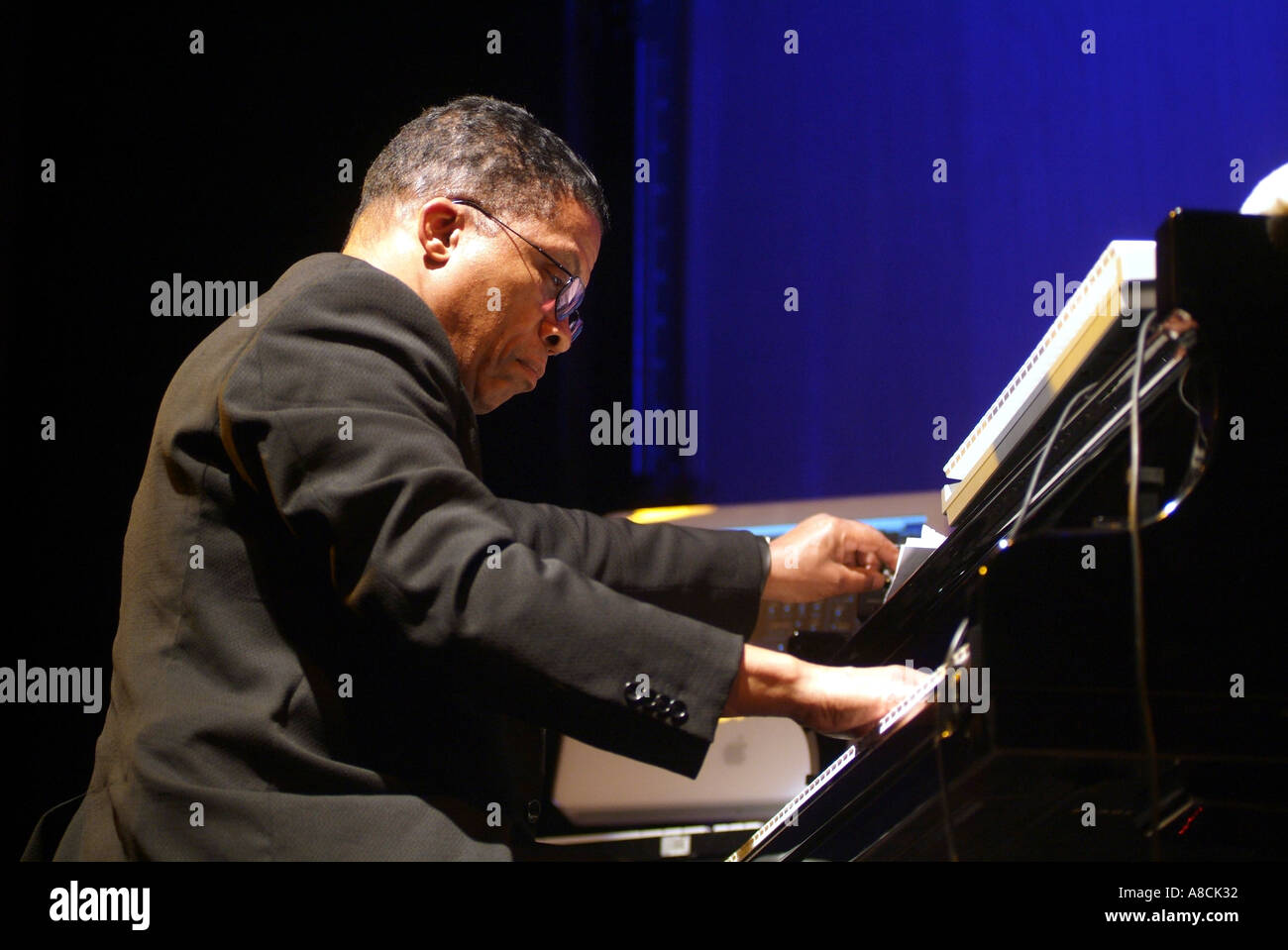La leggenda americana di jazz e pianista jazz Herbie Hancock esecuzione dal vivo sul palco a Cheltenham Jazz Festival Foto Stock