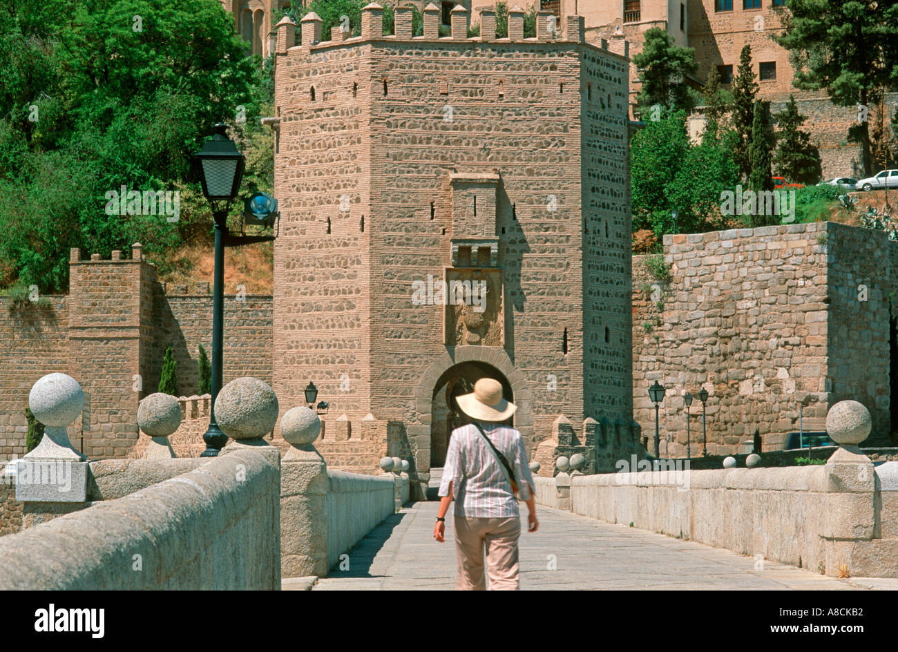 La donna a piedi a Ponte di Alcantara Toledo Castilla La Mancha Spagna Europa Foto Stock