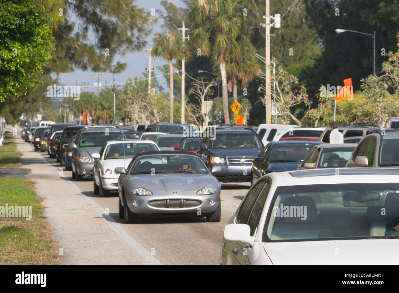 Il traffico su John Ringling Parkway su ST ARMANDS KEY Sarasota Florida Foto Stock
