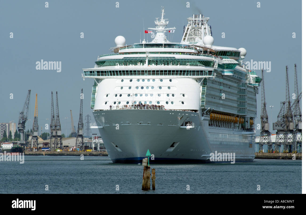 La libertà dei mari nave da crociera con partenza Southampton England Regno Unito più grande nave da crociera in tutto il mondo Foto Stock