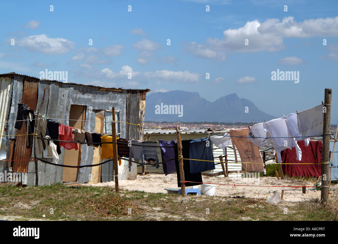 Lavaggio e asciugatura su una linea al di fuori di una capanna di stagno home Khayelitsha township alla periferia di Città del Capo Sud Africa Foto Stock